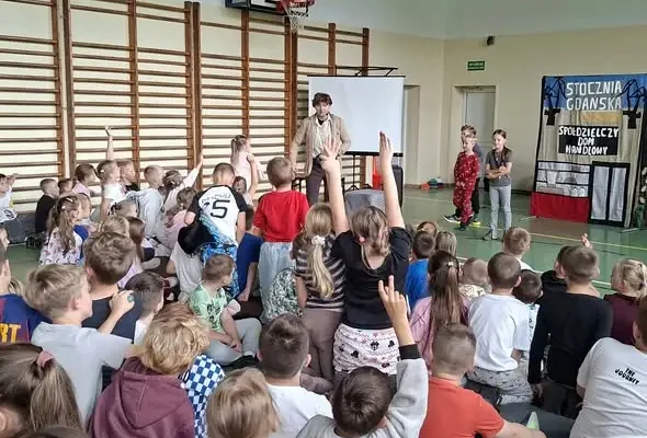 Spektakl „Historia Wiktorii i Franka” w Szkole Podstawowej nr 4 w Bartoszycach