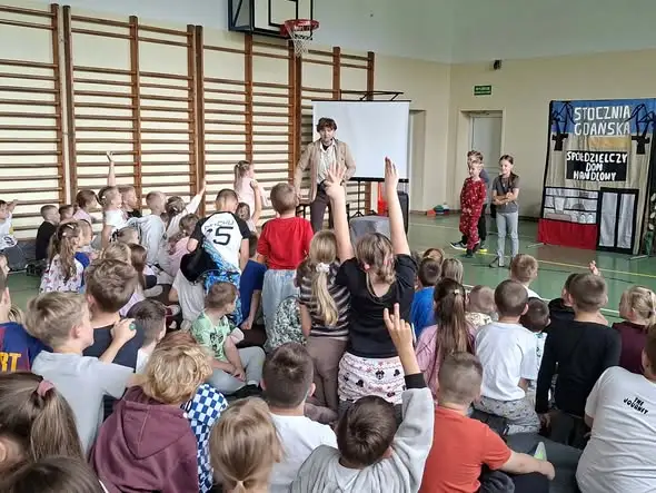 Spektakl „Historia Wiktorii i Franka” w Szkole Podstawowej nr 4 w Bartoszycach