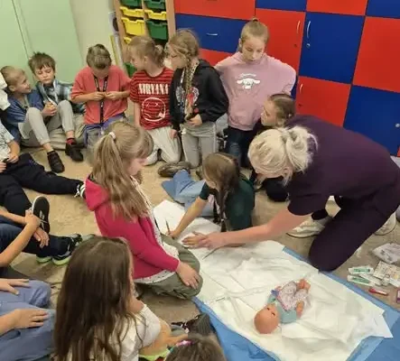 Pielęgniarka z oddziału noworodkowego odwiedziła klasę 2a w Bartoszycach