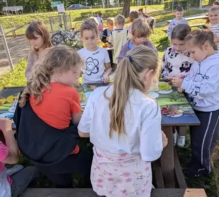 Mali Badacze Przyrody z klasy 1a z Bartoszyc odkrywają przyrodę