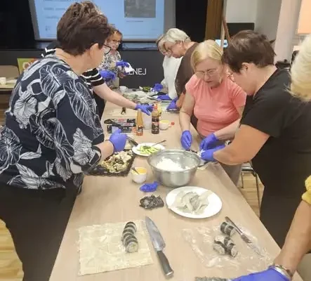 Seniorzy z Bisztynka przygotowali sushi. Warsztaty wrócą w nowej formule