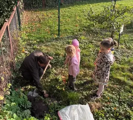 Dzień Drzewa w przedszkolu: spotkanie z leśniczym i wspólne sadzenie drzewa
