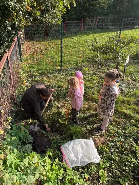 Dzień Drzewa w przedszkolu: spotkanie z leśniczym i wspólne sadzenie drzewa