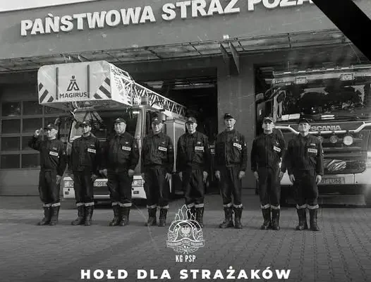 Strażacy oddają hołd zmarłym kolegom. Sygnały świetlno-dźwiękowe o 18:00