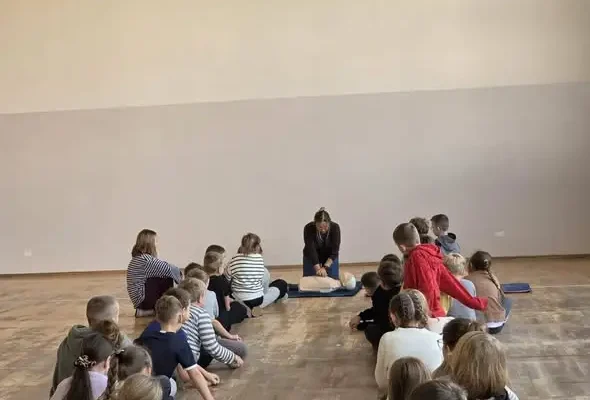 Uczniowie włączyli się w bicie rekordu w pierwszej pomocy