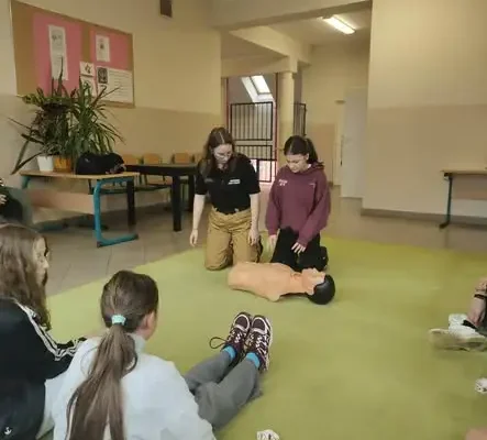 Klasa 6b uczyła się pierwszej pomocy – lekcja, która może uratować życie