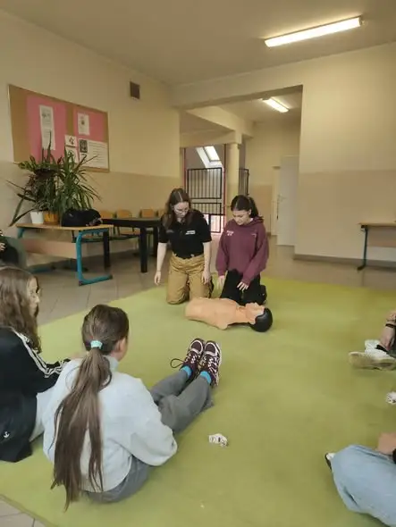 Klasa 6b uczyła się pierwszej pomocy – lekcja, która może uratować życie