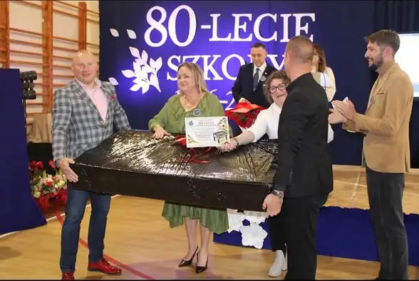 Jubileusz 80-lecia Szkoły Podstawowej w Sępopolu – radni ufundowali piłkarzyki